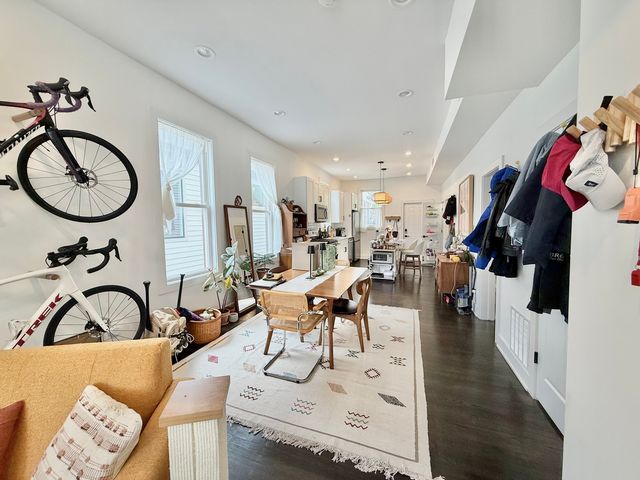 2915 W McLean Avenue, Chicago, IL 60647