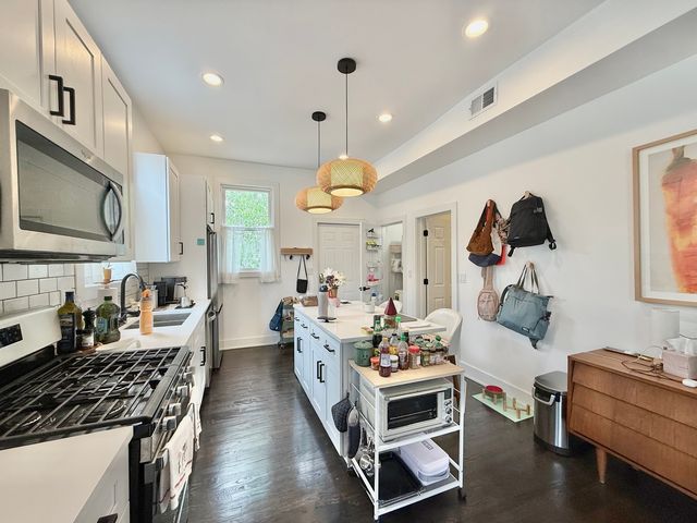 2915 W McLean Avenue, Chicago, IL 60647