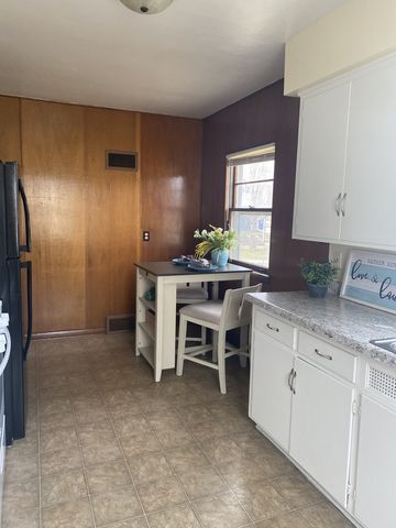 1548 W CENTRAL PARK Avenue, Davenport, IA 52804