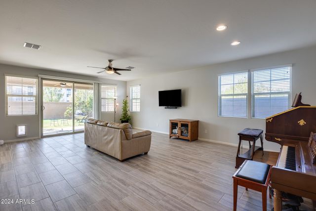 130 N BAY Drive, Gilbert, AZ 85233