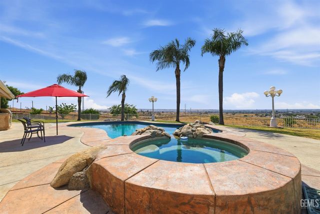 5056 N Hills Drive, Bakersfield, CA 93308