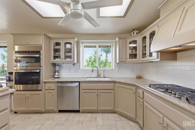 5056 N Hills Drive, Bakersfield, CA 93308