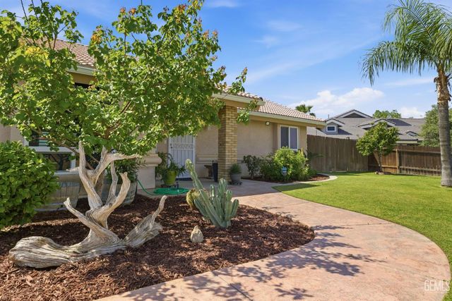 5056 N Hills Drive, Bakersfield, CA 93308