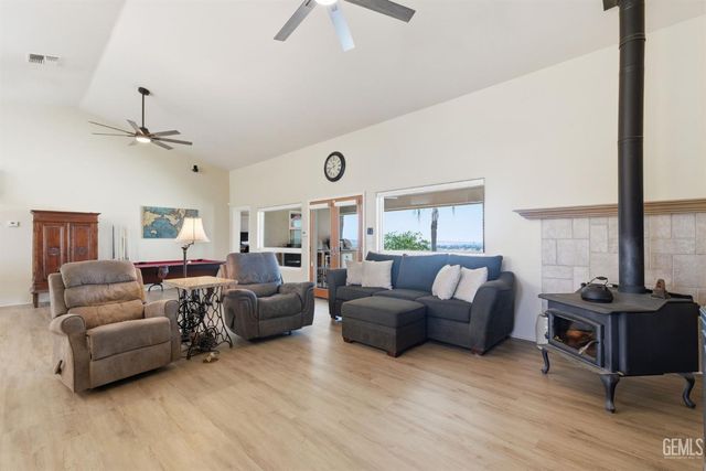 5056 N Hills Drive, Bakersfield, CA 93308