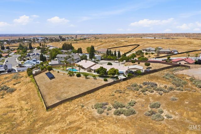 5056 N Hills Drive, Bakersfield, CA 93308