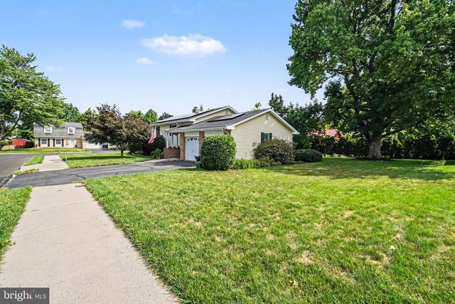 2 SYCAMORE LN, Palmyra, PA 17078