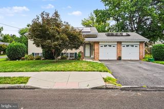 2 SYCAMORE LN, Palmyra, PA 17078
