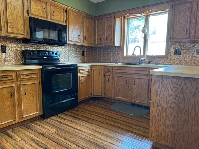 2544 10th Ave NW, Minot, ND 58703