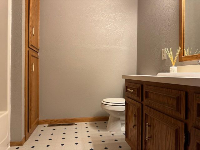 2544 10th Ave NW, Minot, ND 58703