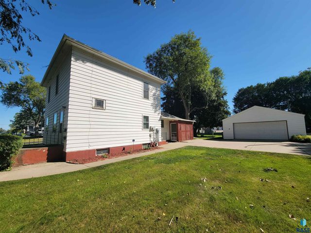 916 N Harth Ave Avenue, Madison, SD 57042