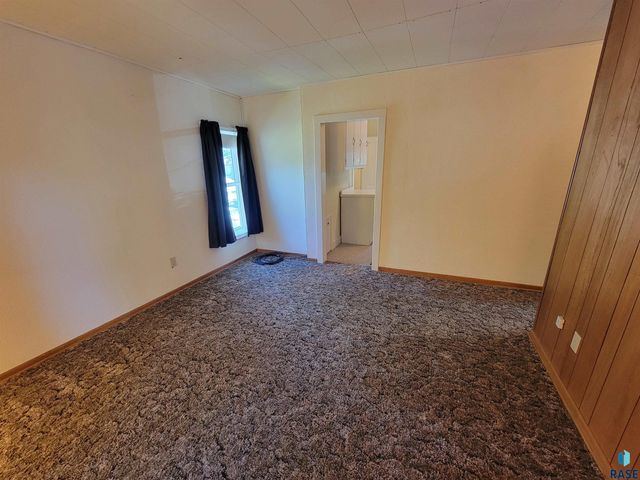 916 N Harth Ave Avenue, Madison, SD 57042