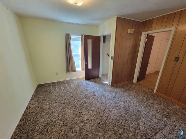 916 N Harth Ave Avenue, Madison, SD 57042