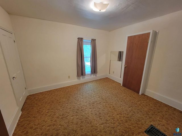 916 N Harth Ave Avenue, Madison, SD 57042