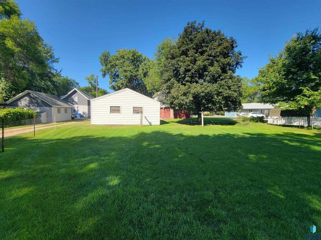 916 N Harth Ave Avenue, Madison, SD 57042