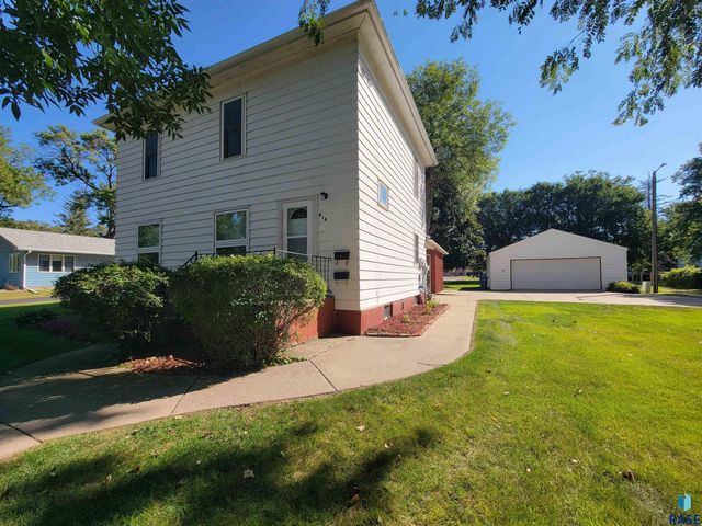 916 N Harth Ave Avenue, Madison, SD 57042