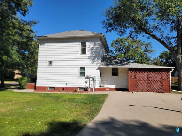 916 N Harth Ave Avenue, Madison, SD 57042