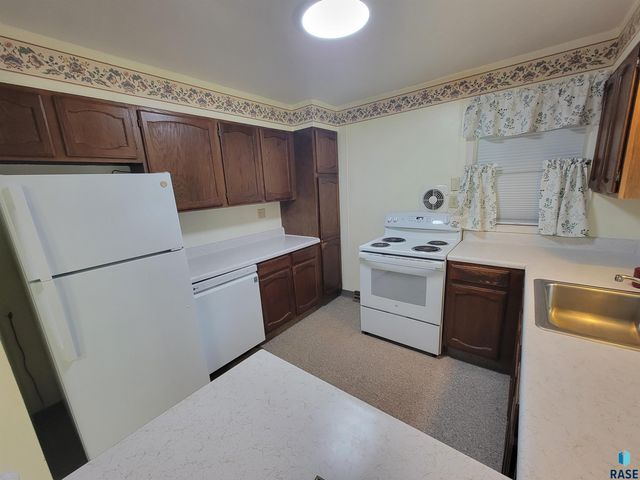 916 N Harth Ave Avenue, Madison, SD 57042