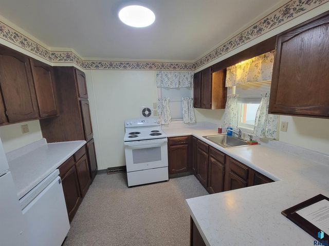 916 N Harth Ave Avenue, Madison, SD 57042