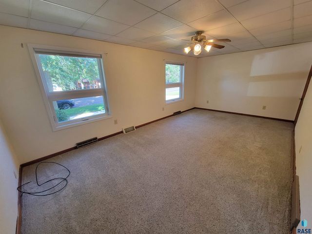 916 N Harth Ave Avenue, Madison, SD 57042