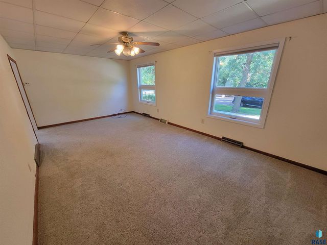 916 N Harth Ave Avenue, Madison, SD 57042