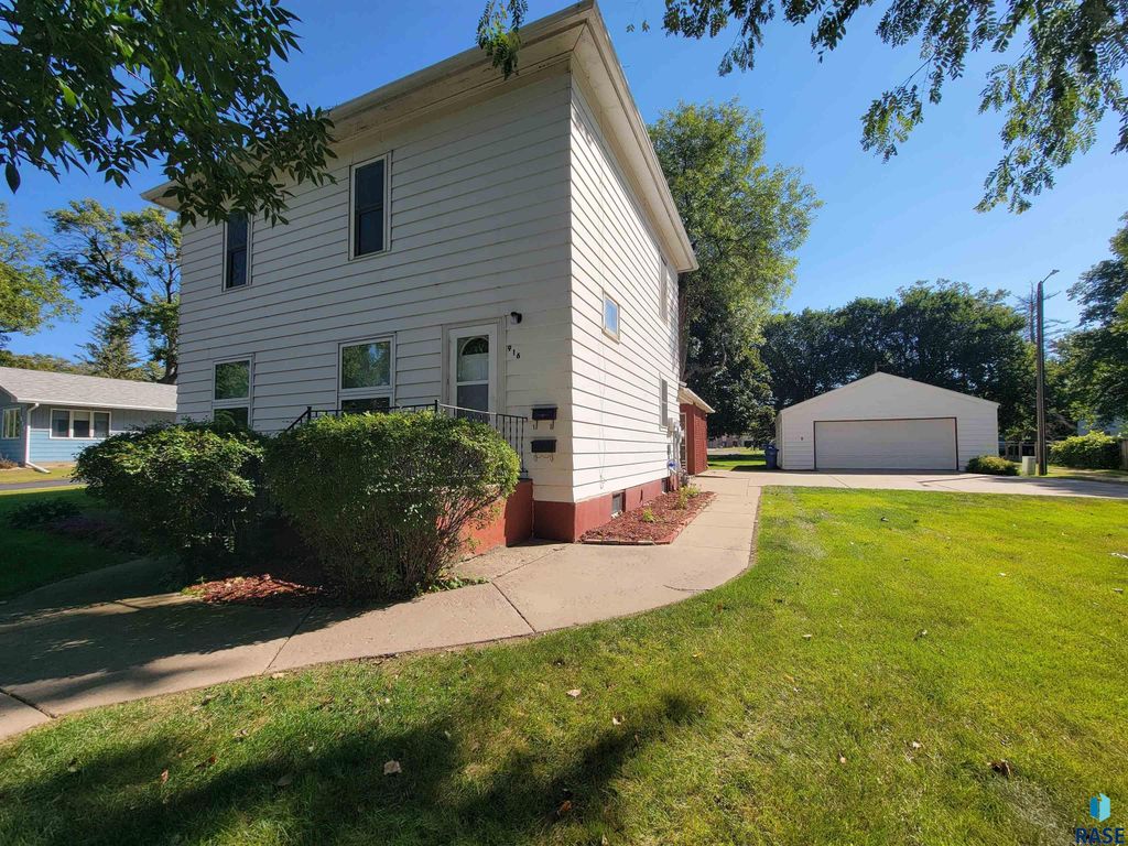 916 N Harth Ave Avenue, Madison, SD 57042