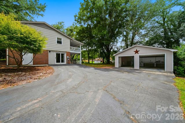 3233 26th Street NE, Hickory, NC 28601