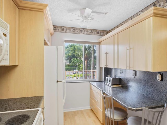 7145 Huntington Lane 205, Delray Beach, FL 33446
