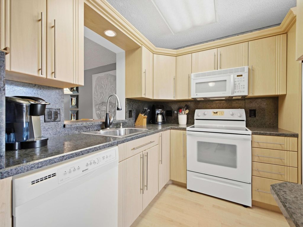 7145 Huntington Lane 205, Delray Beach, FL 33446
