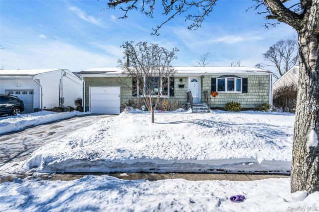 53 Calvert Avenue, Commack, NY 11725