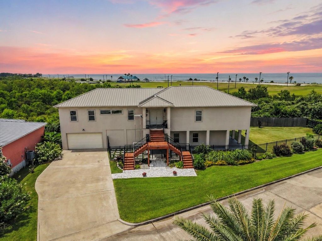 202 Debbie Lane, San Leon, TX 77539