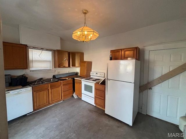 602 Wood River Avenue, Wood River, IL 62095