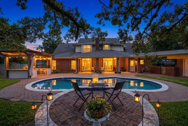 2516 Woodcreek Drive, Pearland, TX 77581