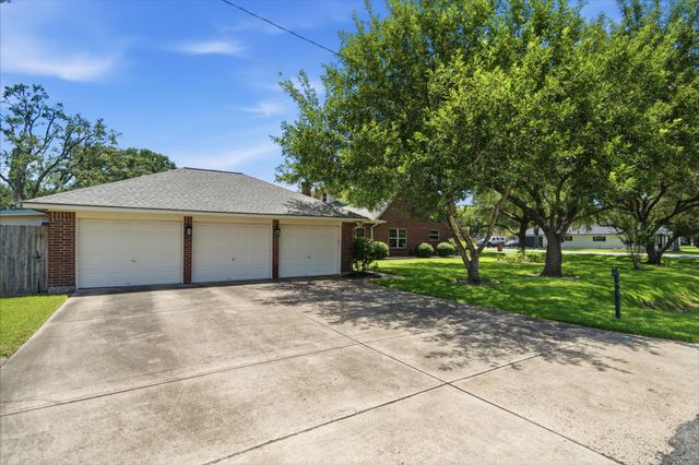 2516 Woodcreek Drive, Pearland, TX 77581