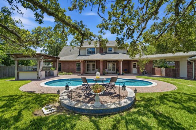 2516 Woodcreek Drive, Pearland, TX 77581