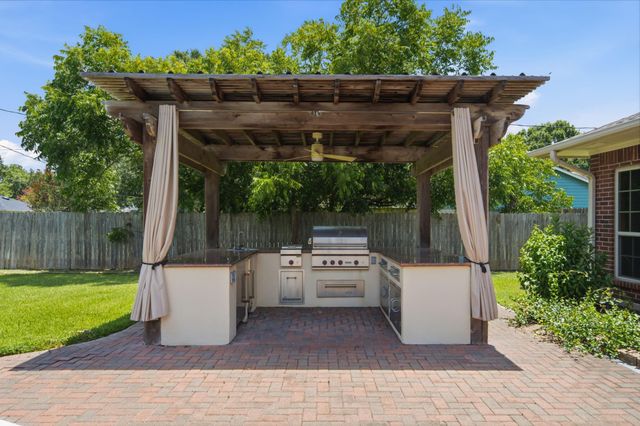 2516 Woodcreek Drive, Pearland, TX 77581