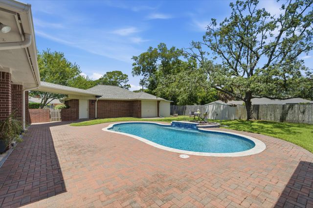 2516 Woodcreek Drive, Pearland, TX 77581