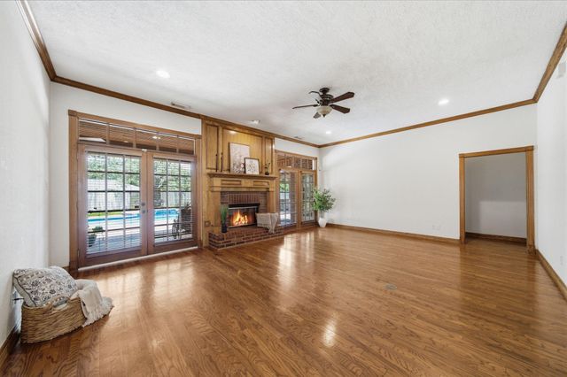 2516 Woodcreek Drive, Pearland, TX 77581