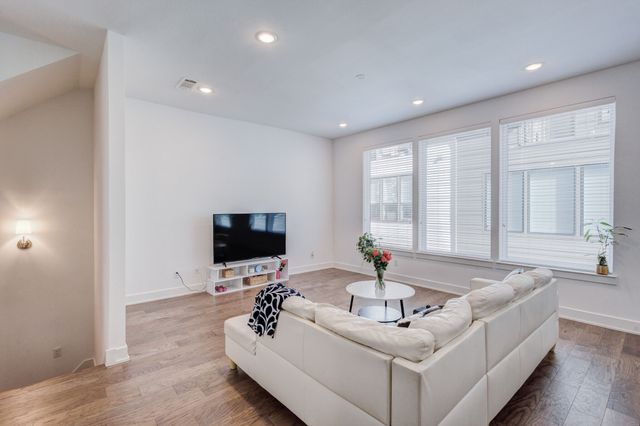 114 E Chester Court, Dallas, TX 75203