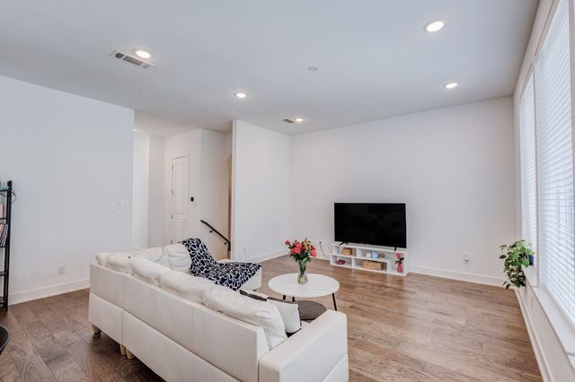 114 E Chester Court, Dallas, TX 75203