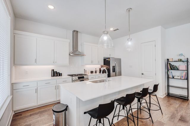 114 E Chester Court, Dallas, TX 75203