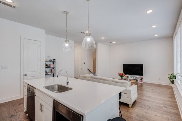 114 E Chester Court, Dallas, TX 75203