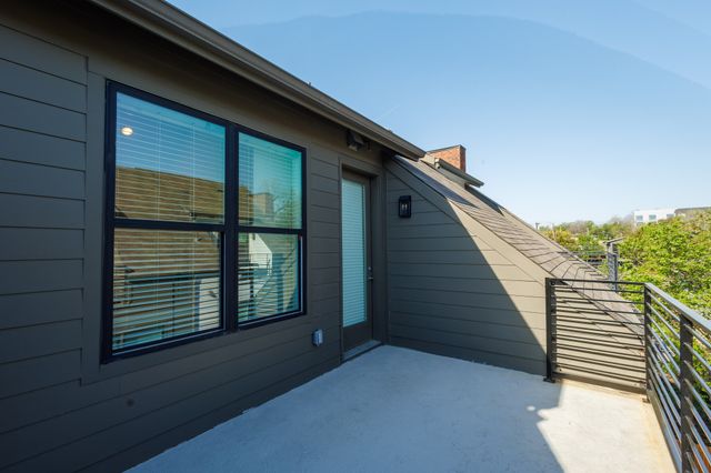 114 E Chester Court, Dallas, TX 75203