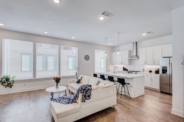 114 E Chester Court, Dallas, TX 75203