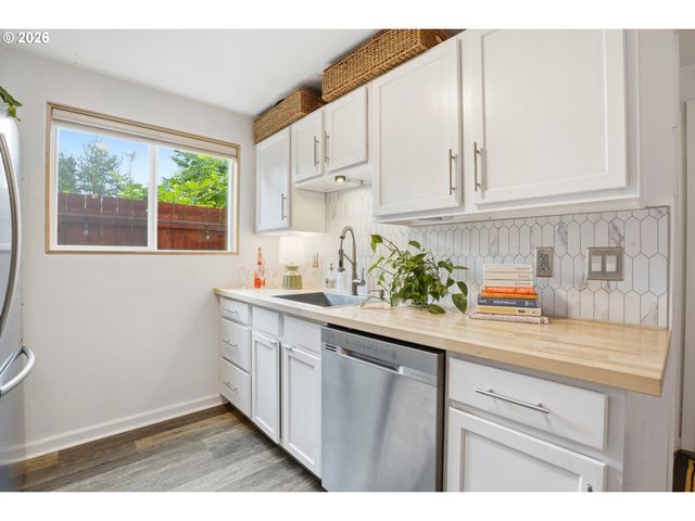2379 Se 112TH Ave, Portland, OR 97216