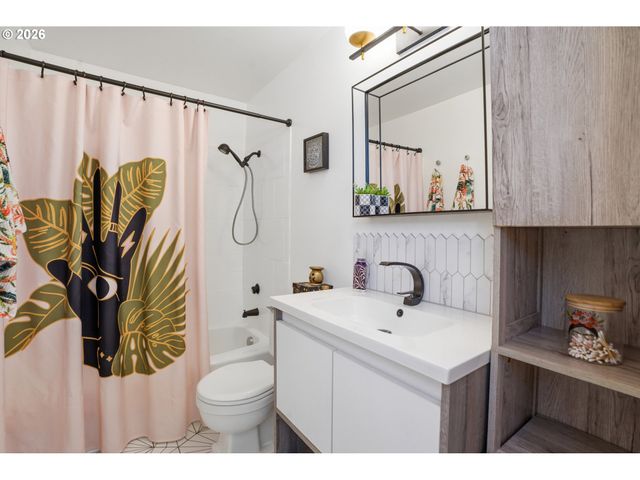2379 Se 112TH Ave, Portland, OR 97216