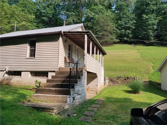 64 Haystack Lane, Charleston, WV 25311