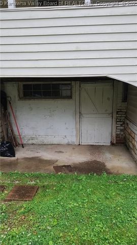 64 Haystack Lane, Charleston, WV 25311