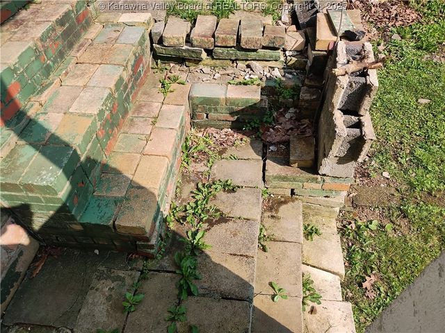 64 Haystack Lane, Charleston, WV 25311