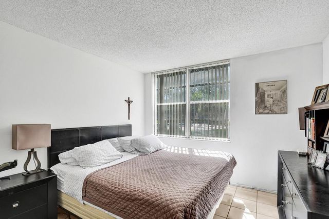 9430 Tangerine Place, Davie, FL 33324