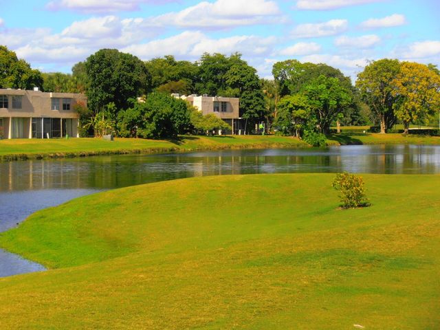 9430 Tangerine Place, Davie, FL 33324